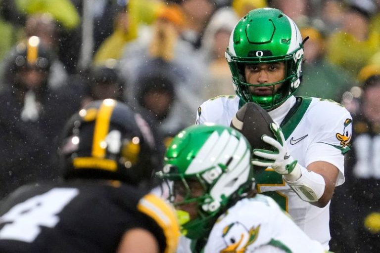 Oregon boosts CFP case with last-second win at Iowa