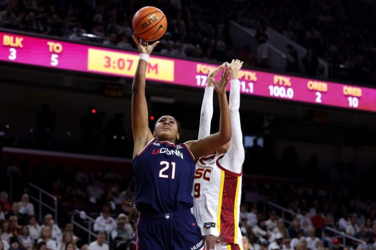 No. 1 UConn women’s basketball destroys USC to keep record perfect