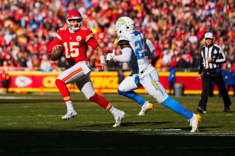 Chiefs QB Patrick Mahomes suffers torn ACL